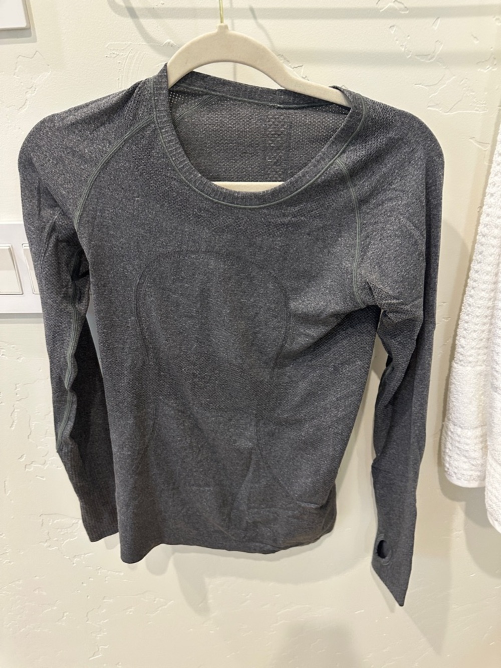 Women's Long-Sleeve swiftly tech Performance Top - Charcoal